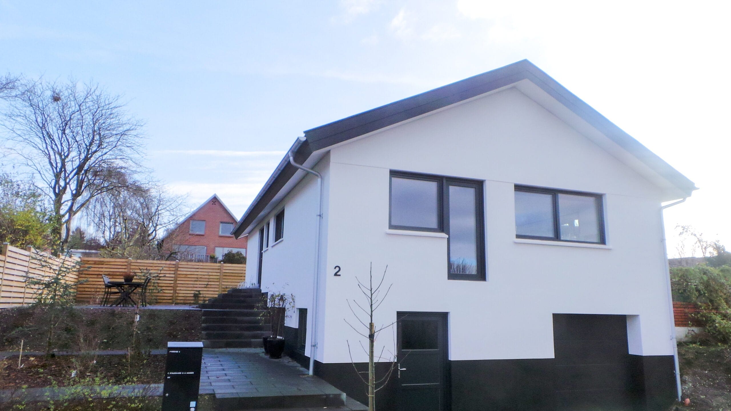 Moderne hvidt hus med have og terrasse