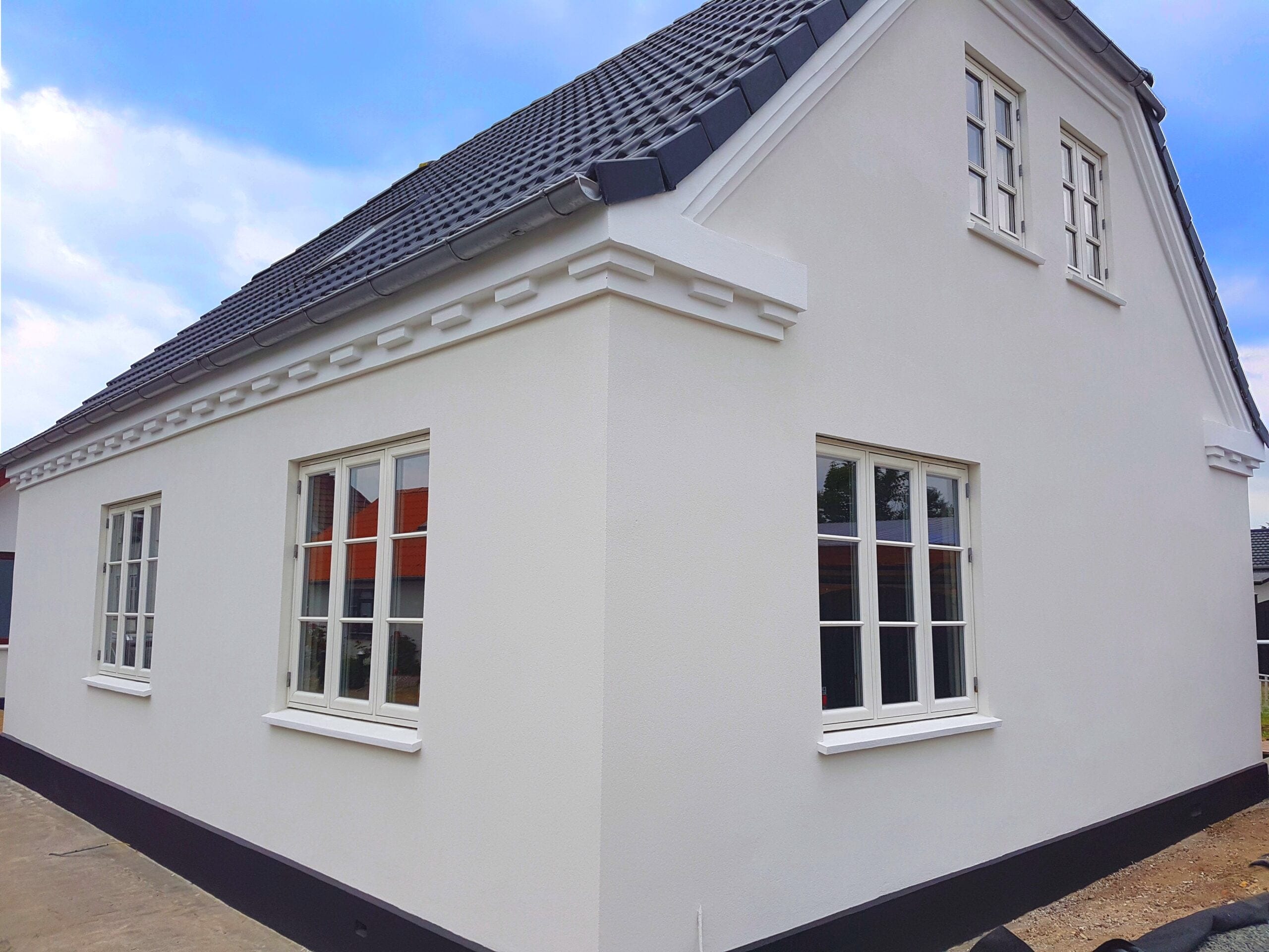 Nyrenoveret hvidt hus med sorte tagsten