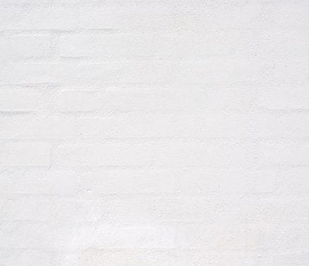 Hvid murstensvæg med glat overflade