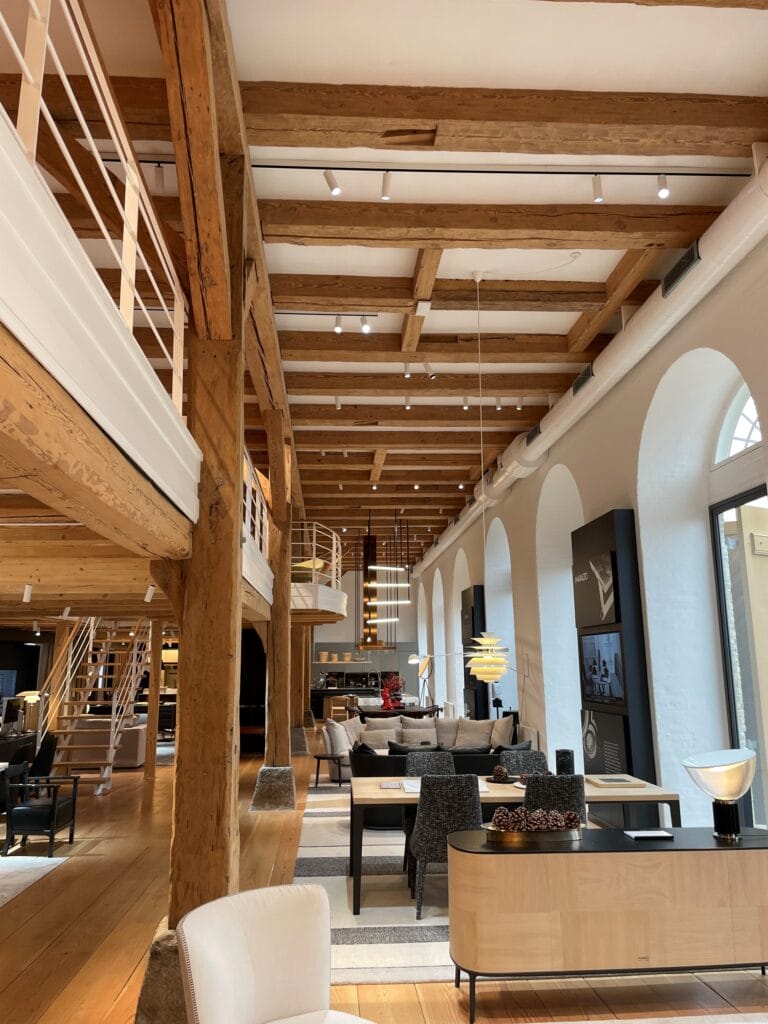 Moderne loftslejlighed med træbjælker og stilfuld indretning