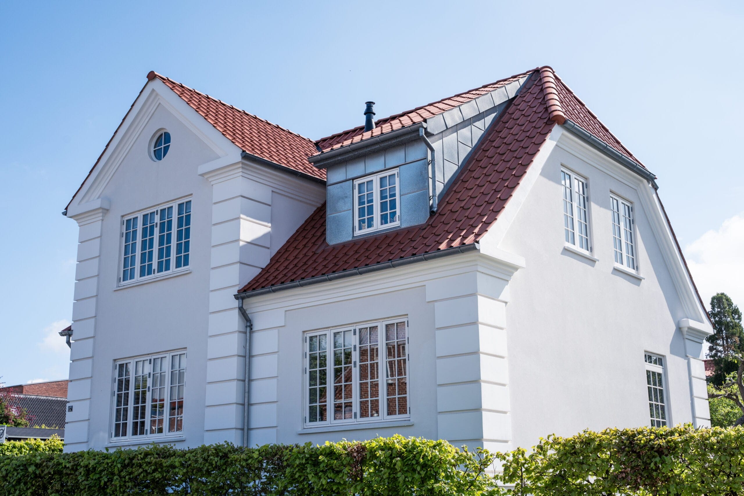 Moderne hvid villa med rødt tegltag