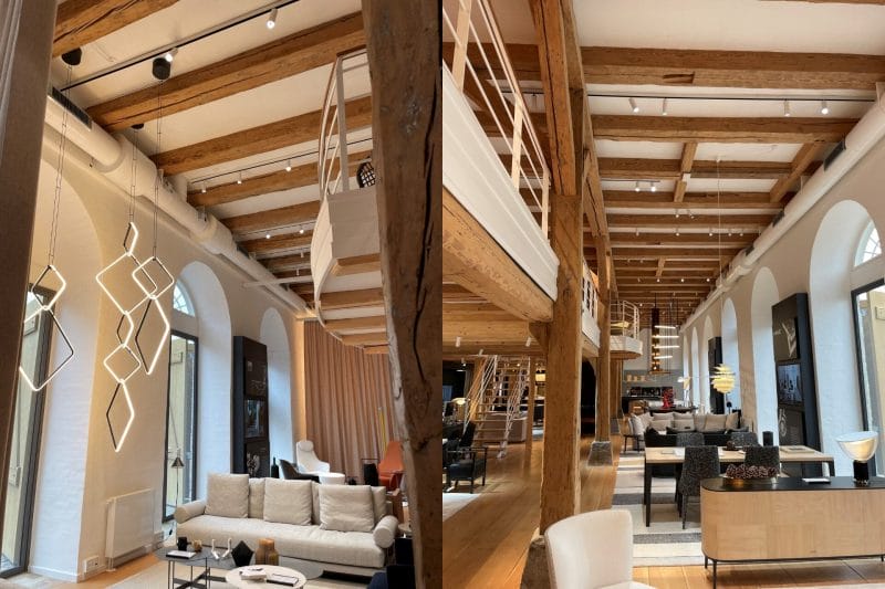 Moderne stue med træbjælker og stilfuld indretning